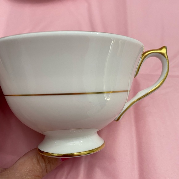 VTG AYNSLEY FINE BONE CHINA RED, WHITE AND GOLD FOOTED TEACUP AND SAUCER - Picture 5 of 11